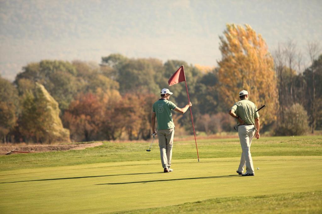 Old Lake Golf Hotel Тата Экстерьер фото